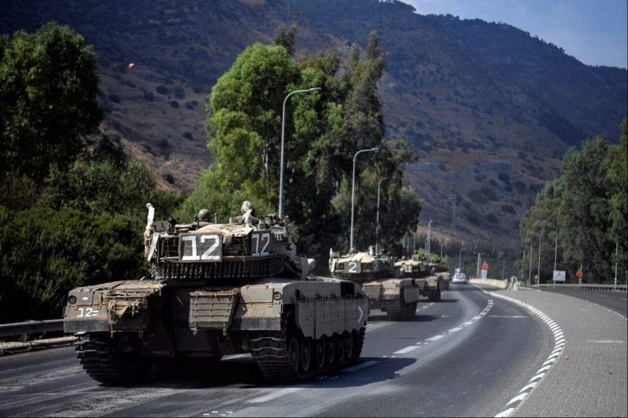 Un convoy de vehículos militares israelíes viaja por una carretera cerca de la frontera de Israel con el Líbano en el norte de Israel, 8 de octubre de 2023. REUTERS/Gil Eliyahu