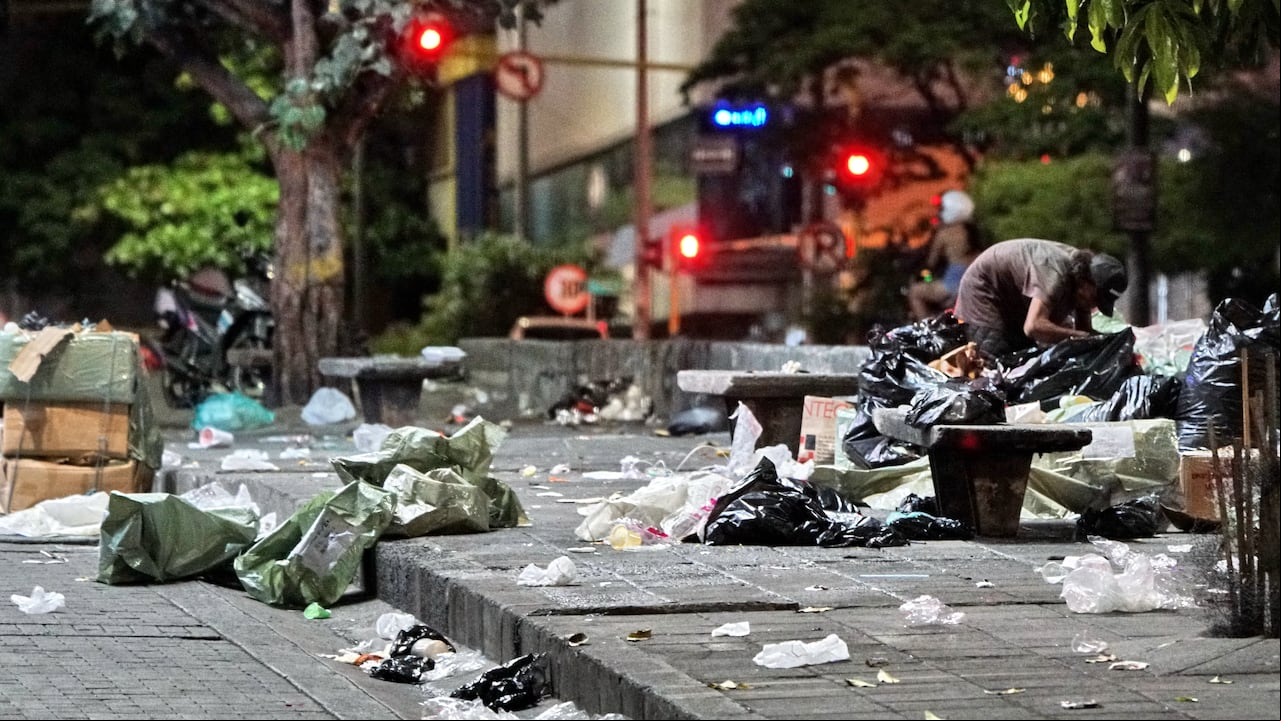 Fotoreportaje cómo está queda el centro de Cali, lleno de basuras, después de una jornada de ventas. Las calles 13 y 15 y las carreras, 8 y la 5 donde más basuras se ve después de las 7 pm. Foto Jorge Orozco / El País.