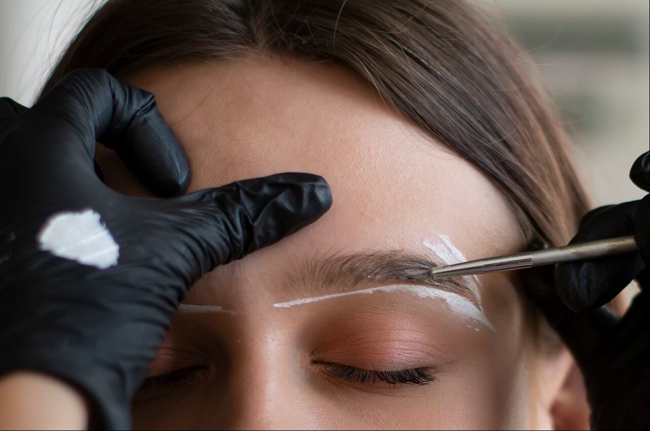 canas en las cejas