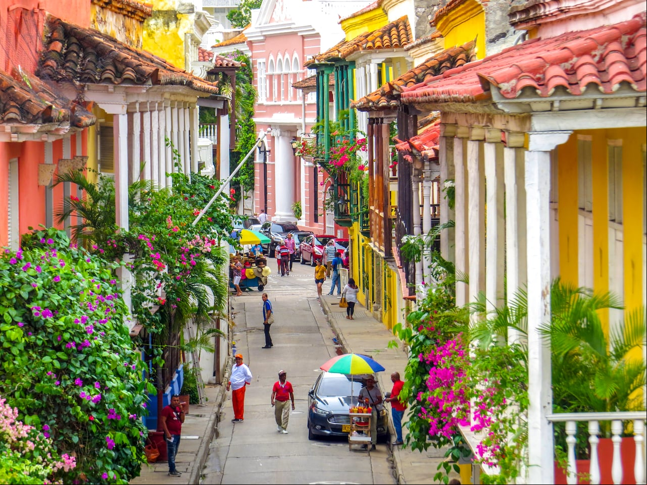Arquitectos que estudian la historia y los orígenes de la ciudad sostienen que los balcones fueron adoptados por las construcciones de la ciudad amurallada para brindar ventilación y refrescar las viviendas durante las temporadas más calurosas del año. Así fueron adquiriendo características como su colorido, amplitud y altura. En estos también se pueden ver influencias coloniales como la robustez de sus balaustres y bolillos, y el uso del cemento como material principal de trabajo en las construcciones.