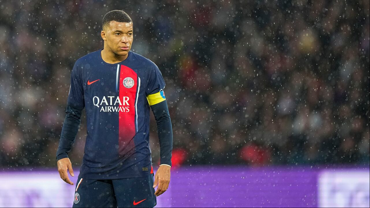 Kylian Mbappé del PSG observa durante el partido de fútbol de la Liga sa Uno entre Paris Saint-Germain y Rennes, en el estadio Parc des Princes de París, Francia, el domingo 25 de febrero de 2024. (Foto AP/Michel Euler)