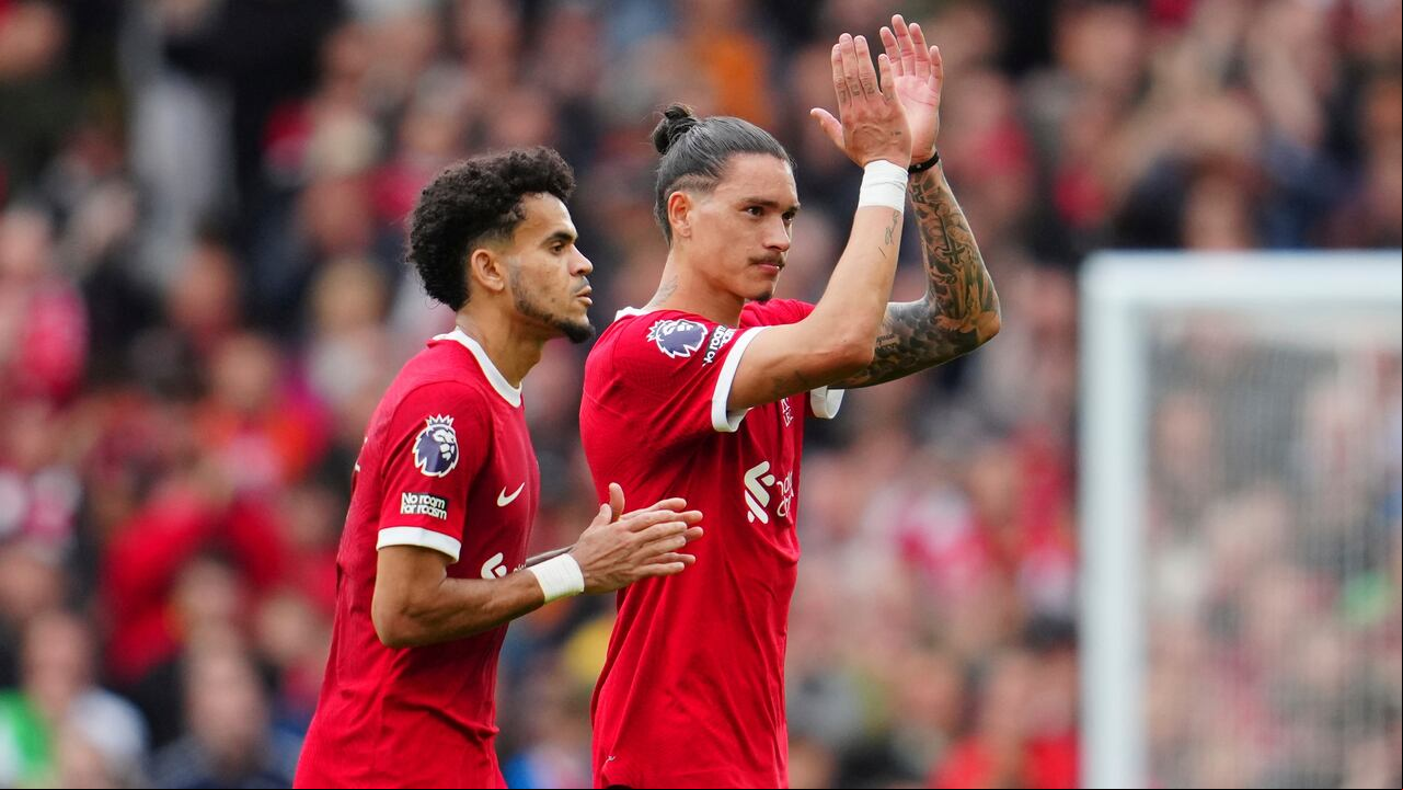 Luis Díaz junto a su compañero Darwin Núñez en el Liverpool de Inglaterra.