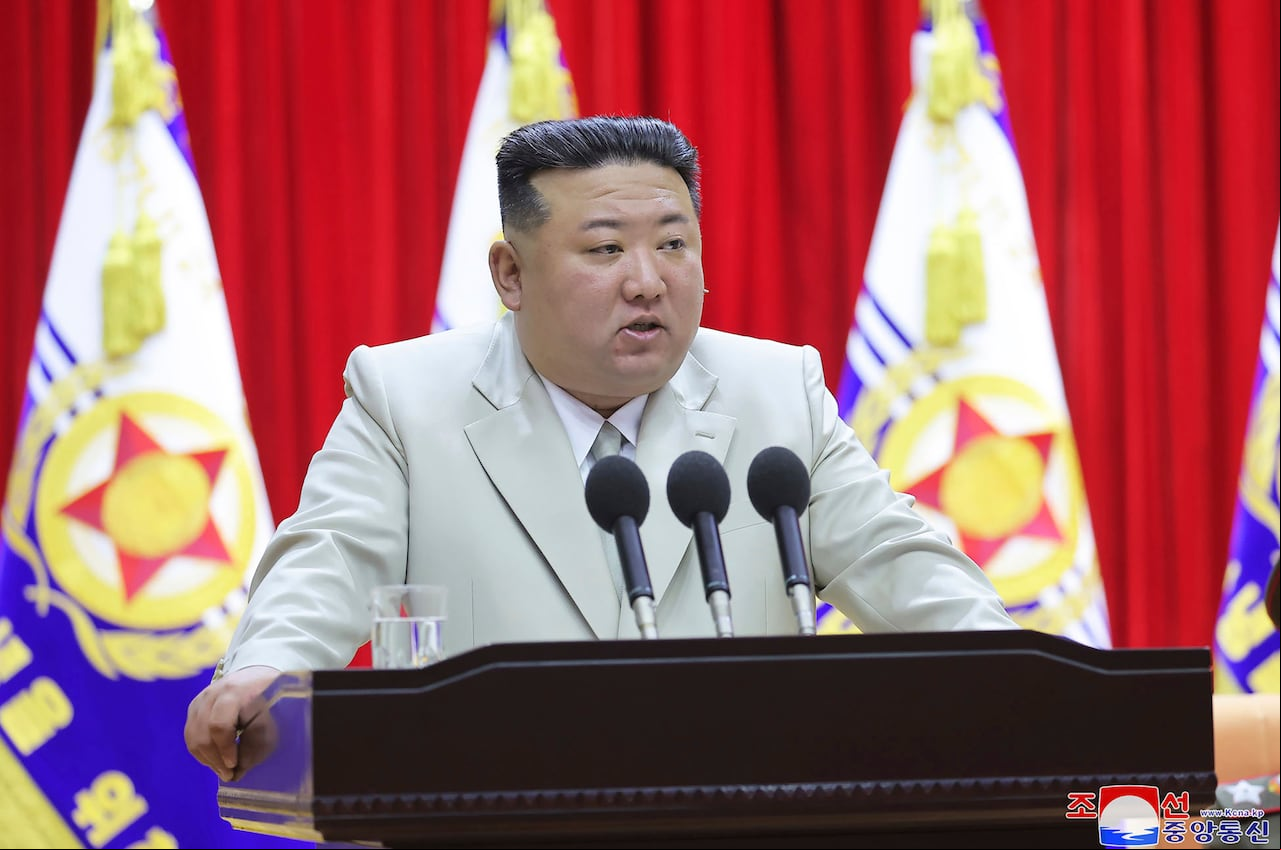 En esta fotografía difundida el martes 29 de agosto de 2023 por el gobierno norcoreano, el mandatario de Corea del Norte Kim Jong Un habla durante una visita a un cuartel de la marina, el 27 de agosto de 2023, en Corea del Norte. (Korean Central News Agency/Korea News Service via AP)