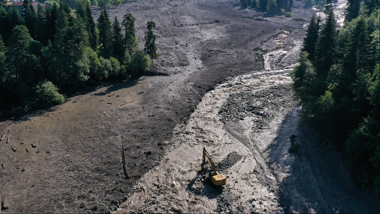 Esta foto aérea tomada con un dron muestra al personal de rescate trabajando en el lugar de un deslizamiento de tierra en la región de Racha, en el oeste de Georgia, el 4 de agosto de 2023.