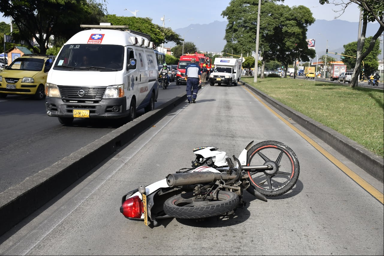 Cali: Continúan los graves accidentes por imprudencia de motociclistas y ciclistas que invaden el carril del Mío. Dos personas resultaron gravemente heridos en la cr 1 con calle 57 en el carril del Mío. Foto José L Guzmán. El País