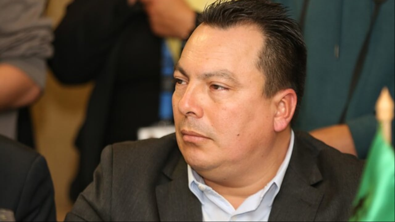 El exgobernador y cuatro funcionarios más iniciarán un proceso legal por la irregularidad de la obra.