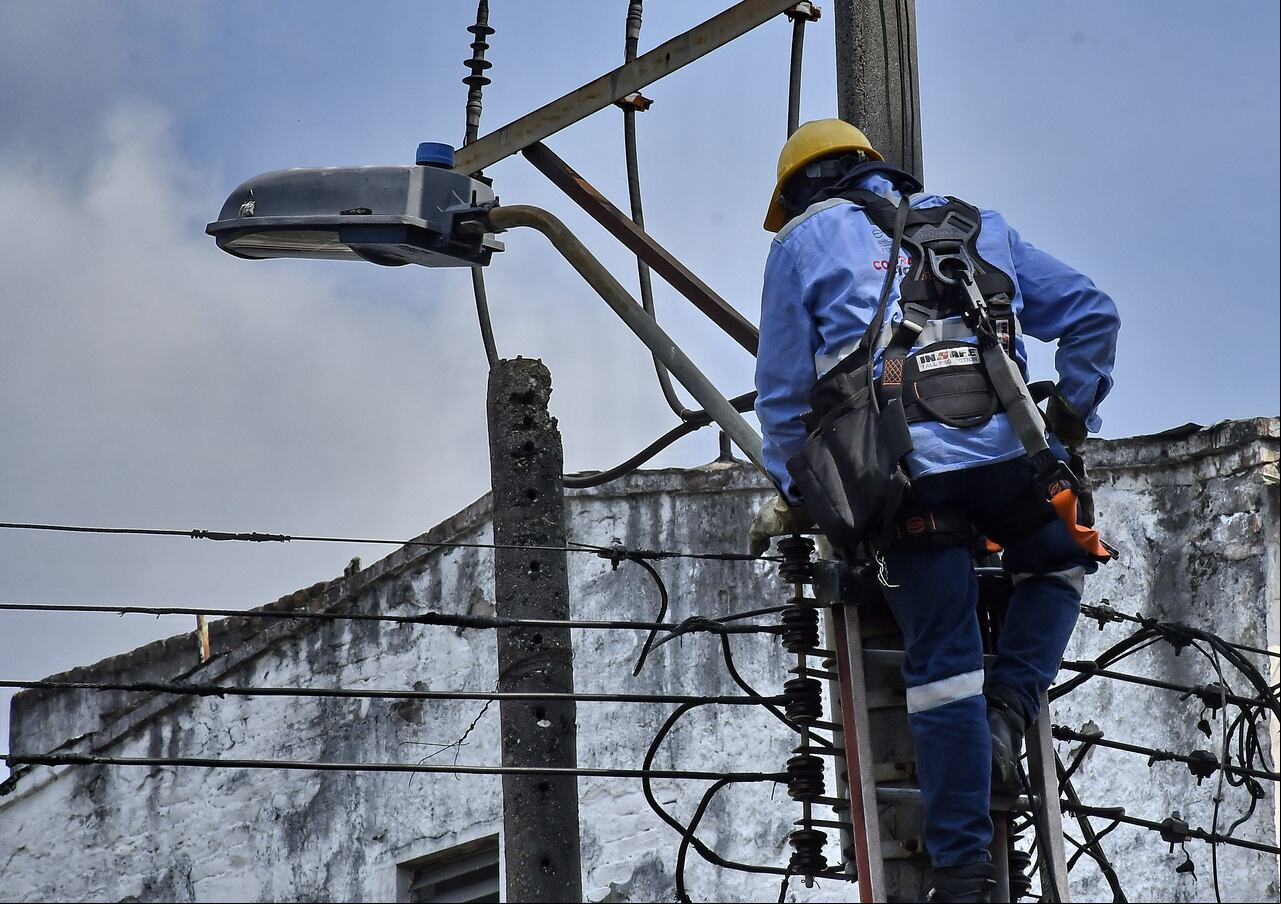 trabajos de reparación en redes de energía. Las cuadrillas de las empresas municipales se encontrarán desplegadas en diferentes puntos de la ciudad para atender el cronograma de intervenciones programadas en puntos oscuros de la ciudad y así dar parte de tranquilidad a los ciudadanos de Cali para que bajen los robos y la violencia en la ciudad. Fotos Raúl Palacios / El Pais.