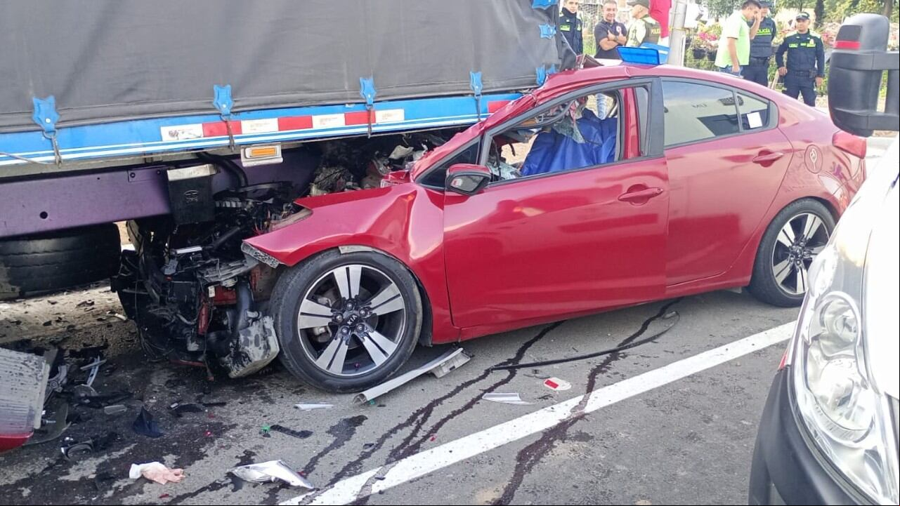 Grave accidente en Chinauta dejó una persona muerta y la vía cerrada en Girardot-Bogotá.