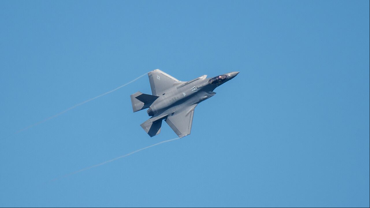 Un avión de combate F-35 vuela sobre la Base Aérea estadounidense de Spangdahlem durante el ejercicio aéreo Air Defender 2023.