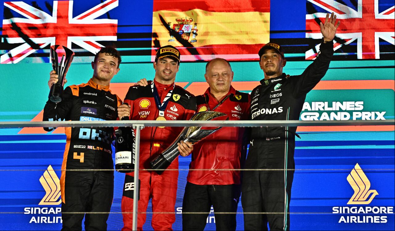 Carlos Sainz en el primer lugar de GP de Singapur
