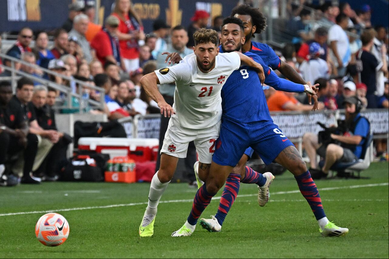 En un juego bien disputado, Estados Unidos (azul) avanzó a semifinales de la Copa de Oro tras dejar en el camino a Canadá.