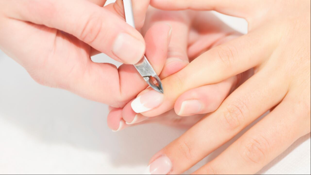 Padrastros / cutícula / cueritos en las uñas.