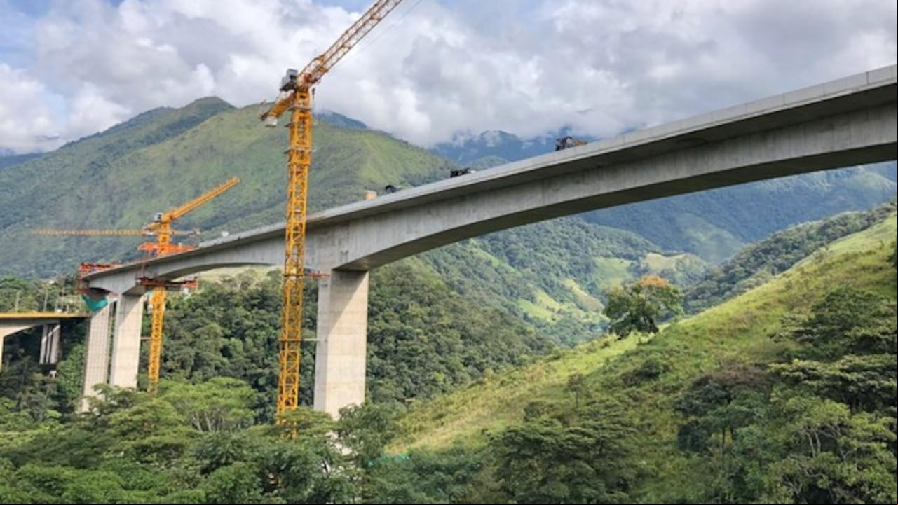 puente en la vía Bogotá-Villavicencio.