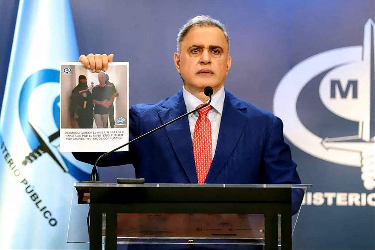 "Hemos logrado que se develara la participación directa" de El Aissami y "la consecuente detención" para "ser presentado e imputado por el Ministerio Público en las próximas horas", informó Saab en una declaración a la prensa.