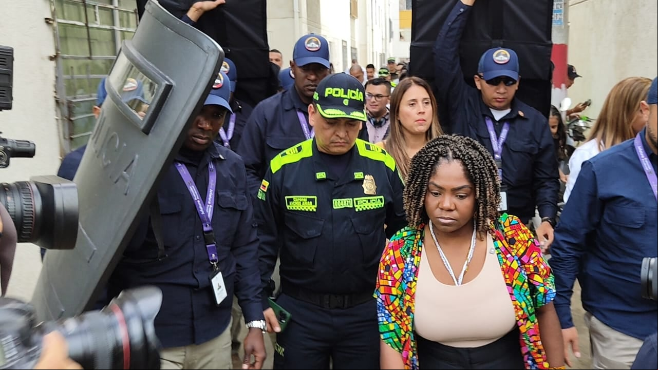 Francia Márquez en su visita al barrio Los Lagos.