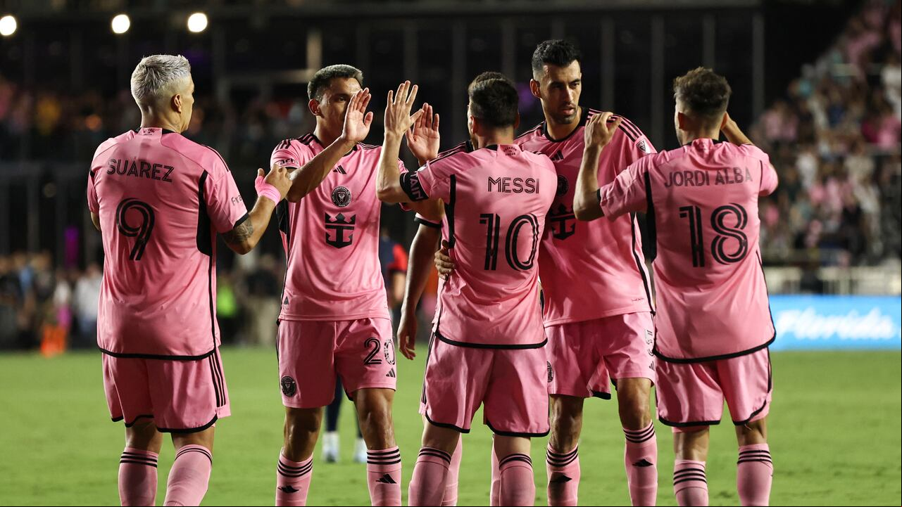 Jugadores del Inter de Miami celebrando uno de los goles que anotaron en la goleada 6-2 sobre New England Revolution en el fútbol de la MLS.