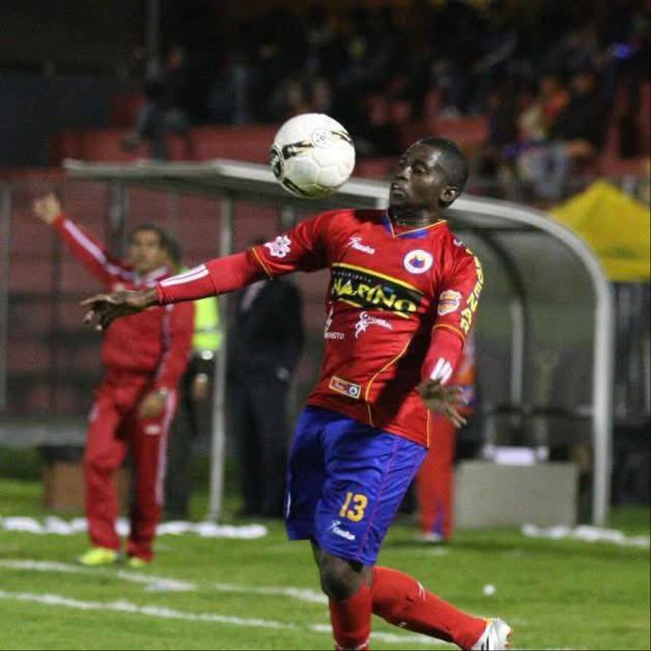 Víctor Zapata comenzó su carrera profesional en Atlético Huila, en 2007. Dos años después pasó al Once Caldas, donde hizo parte del plantel campeón de la Liga 2009-I, aunque solo jugó un partido ese semestre.