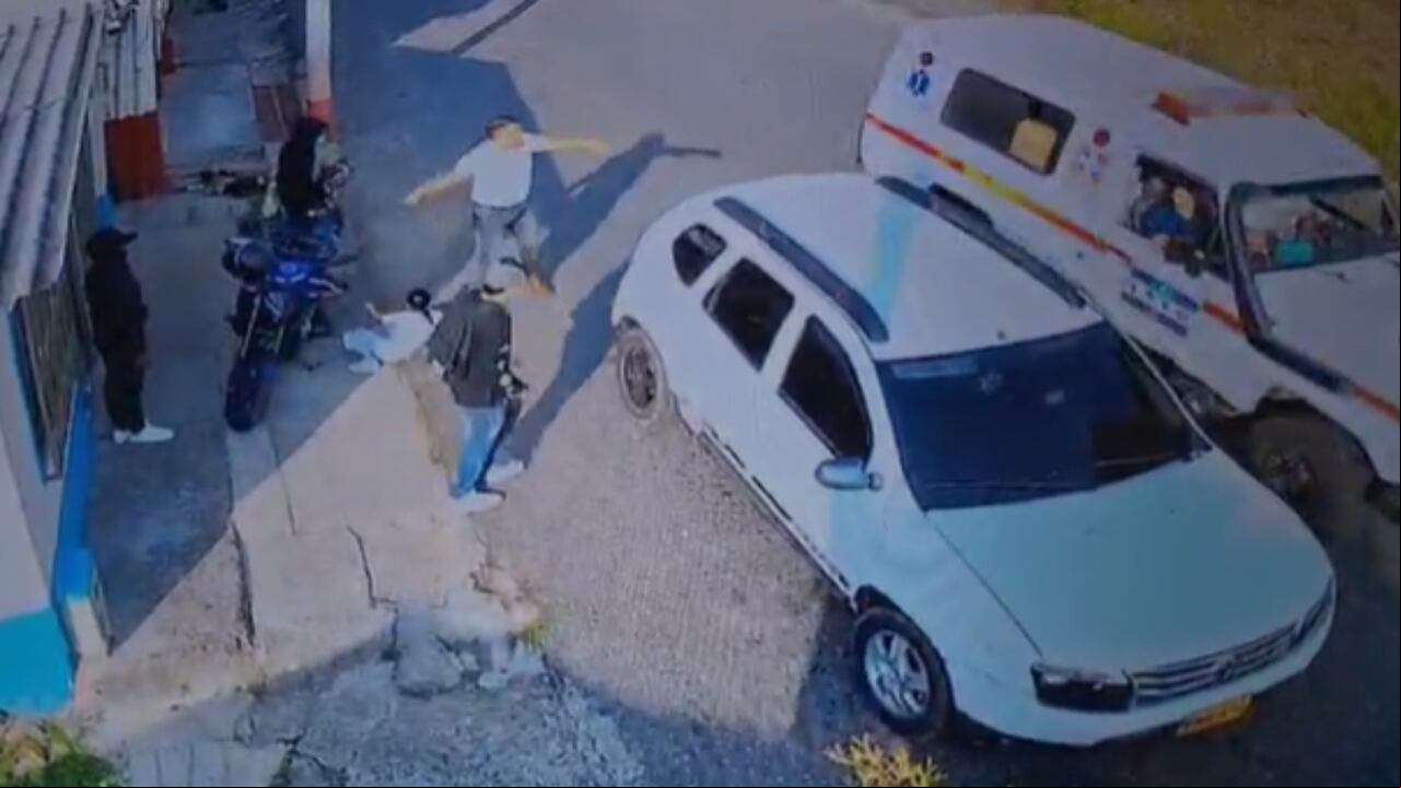 Una cámara de seguridad registró el momento exacto en el que sicarios atacaron al funcionario.
