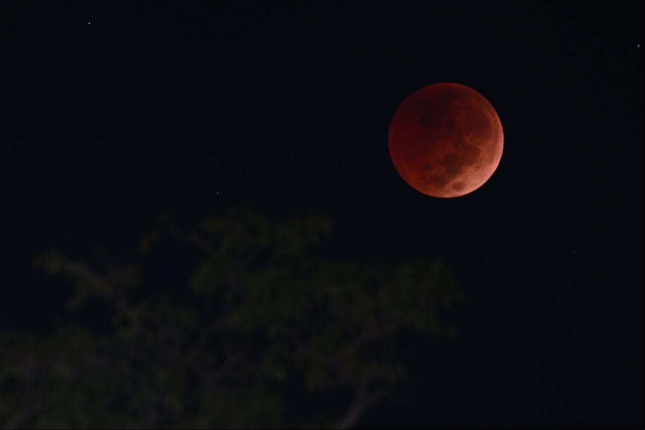El color rojo no se le atribuye a la Luna, sino a la posición de esta con respecto al Sol y a la Tierra.