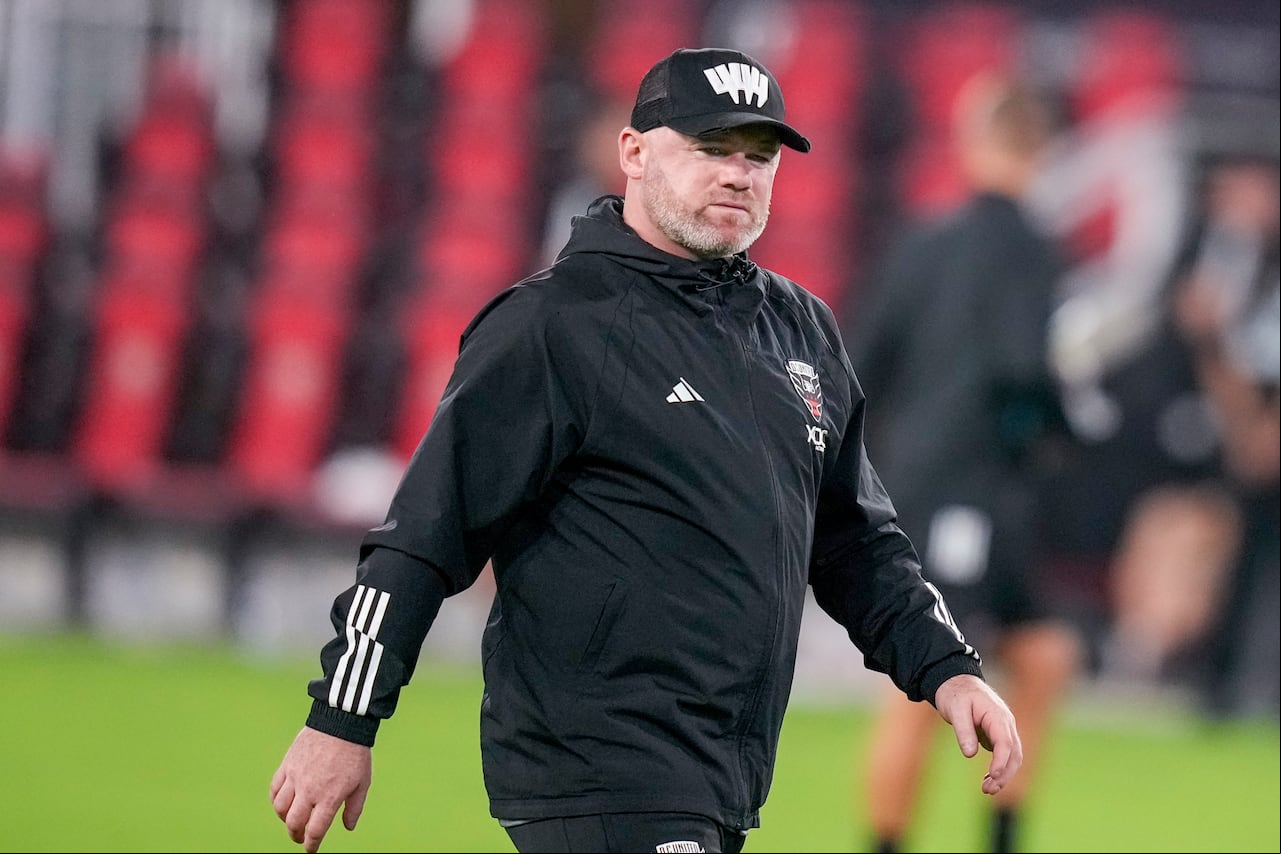 ARCHIVO - El entrenador en jefe del D.C. United, Wayne Rooney, sale del campo después del partido de fútbol de la MLS contra el Inter Miami, el 8 de julio de 2023, en Washington. Rooney dejará su puesto como entrenador del D.C. United después de una temporada, dijo el equipo. A pesar de que el club no alcanzó los Playoffs de la Copa MLS 2023, Rooney mejoró la cuenta de puntos del D.C. United en su única temporada completa al mando. (Foto AP/Alex Brandon, Archivo)