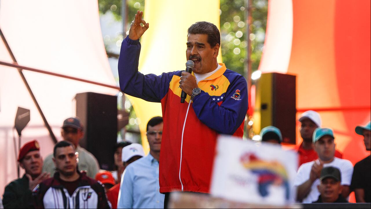El presidente Nicolás Maduro, que busca la reelección en 2024, votó primero en su centro ubicado en un fuerte militar.