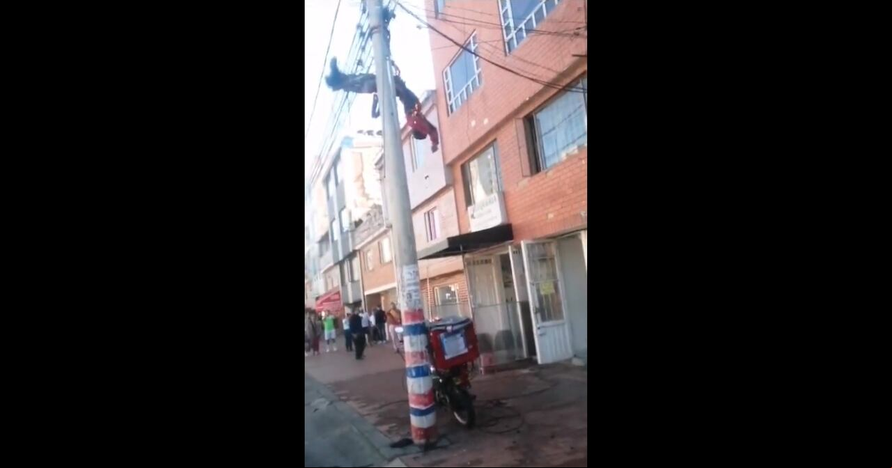 El hombre recibió una descarga eléctrica quedó colgando del poste.