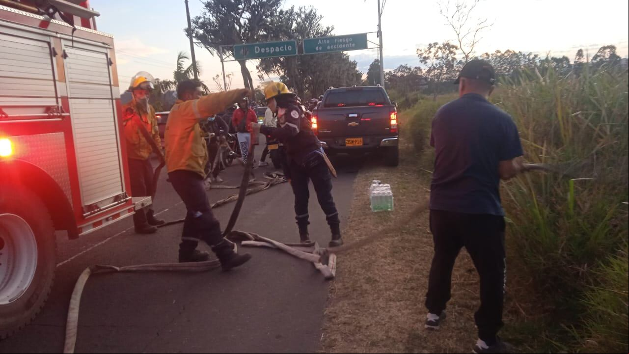 Bomberos de Popayán desplegaron todas sus capacidades logísticas para contrarrestar las llamas que se presenta en un amplio lote ubicado al norte de la ciudad.
