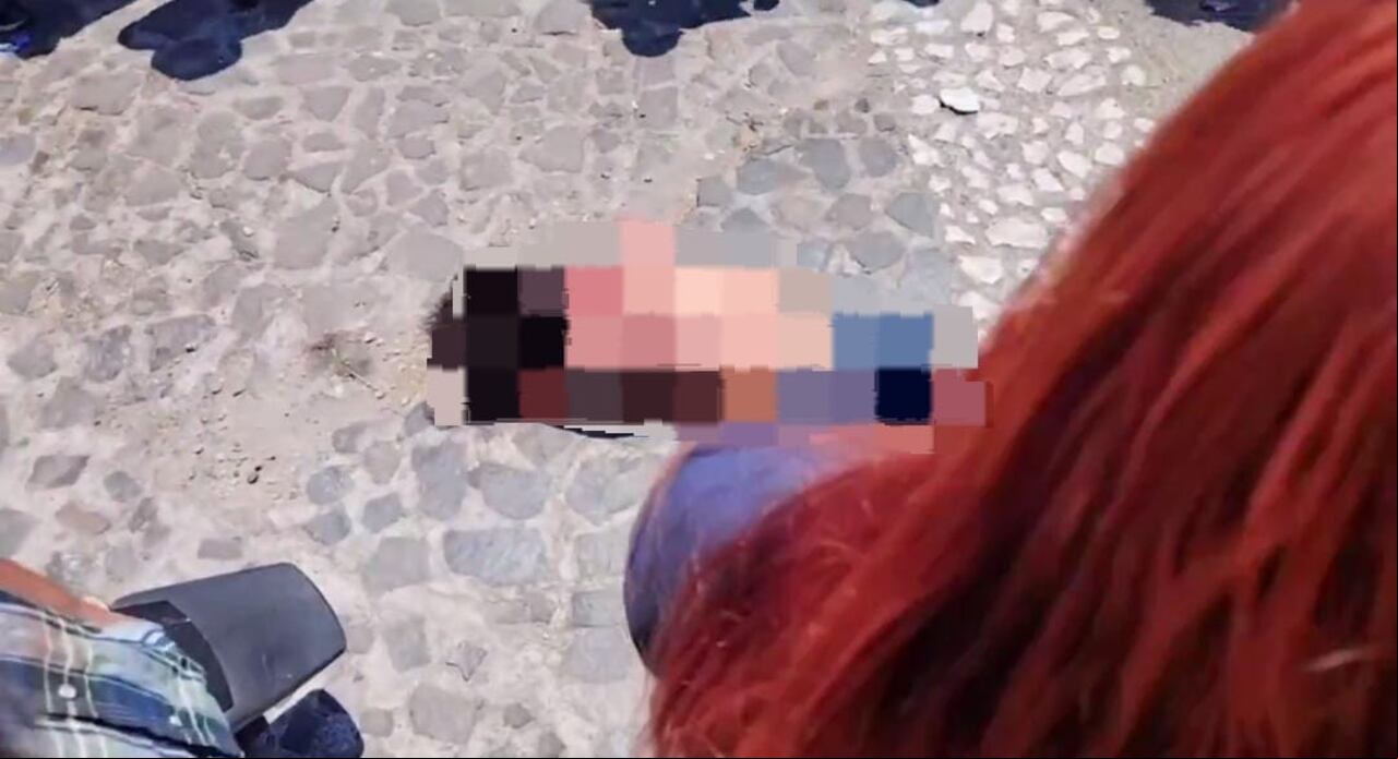 La mujer quedó tendida en el piso luego de que la comunidad la golpeara sin compasión.