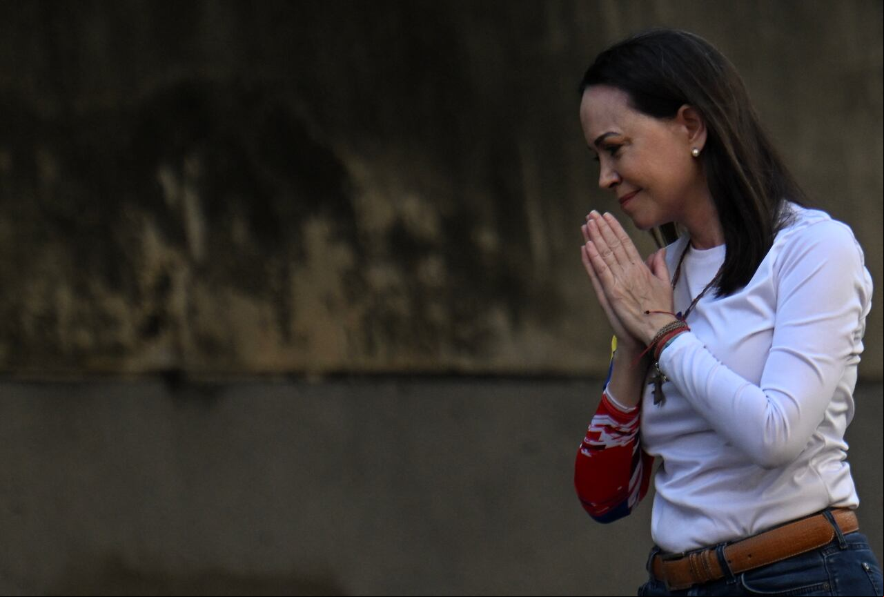 La líder de la oposición venezolana María Corina Machado hace gestos durante una protesta convocada por la oposición en vísperas de la toma de posesión presidencial, en Caracas el 9 de enero de 2025.