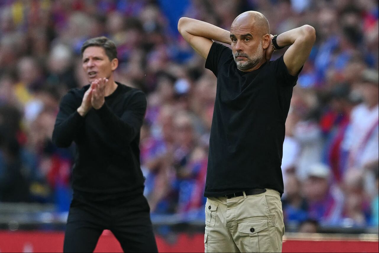 El técnico austriaco del Crystal Palace, Oliver Glasner (i), y el técnico español del Manchester City, Pep Guardiola (derecha).
