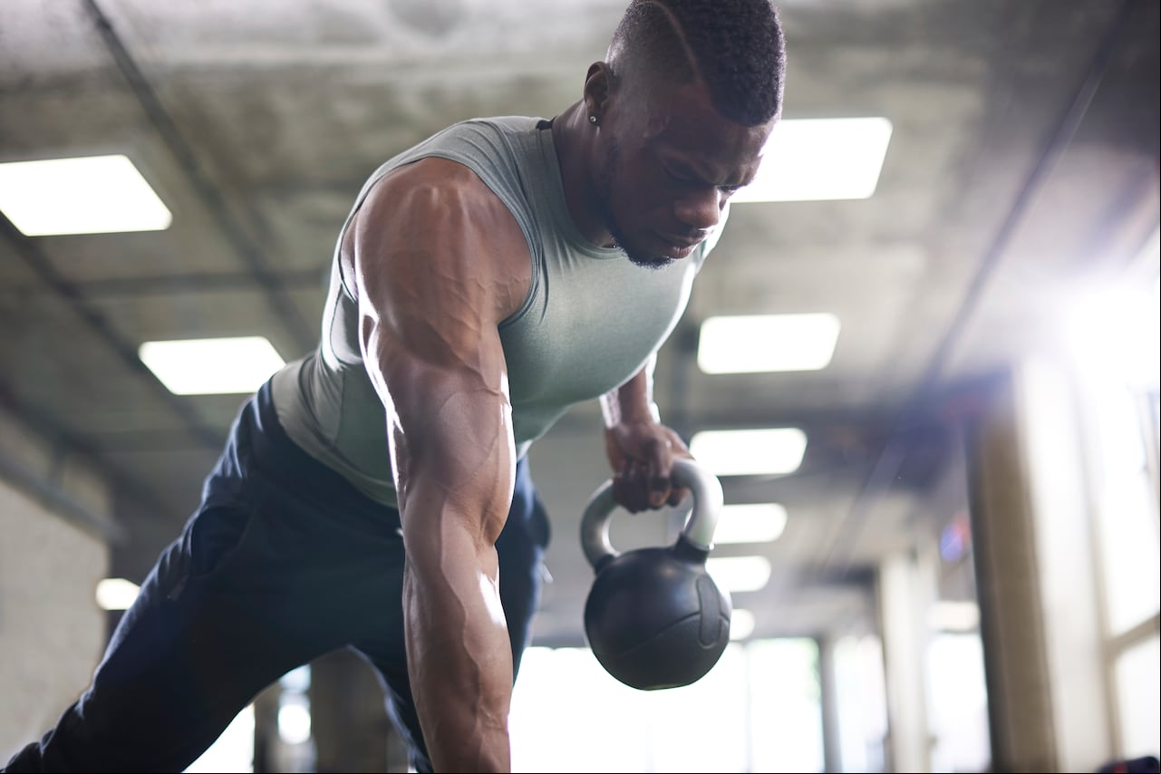 Hacer ejercicio con peso es vital a la hora de ganar masa muscular y perder peso.