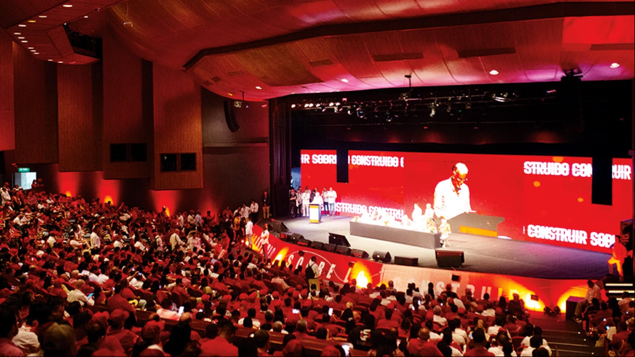 En la convención del Partido Liberal hubo personas que intentaron sabotear el evento para evitar el discurso de César Gaviria, pero este fue ratificado como jefe de la colectividad.