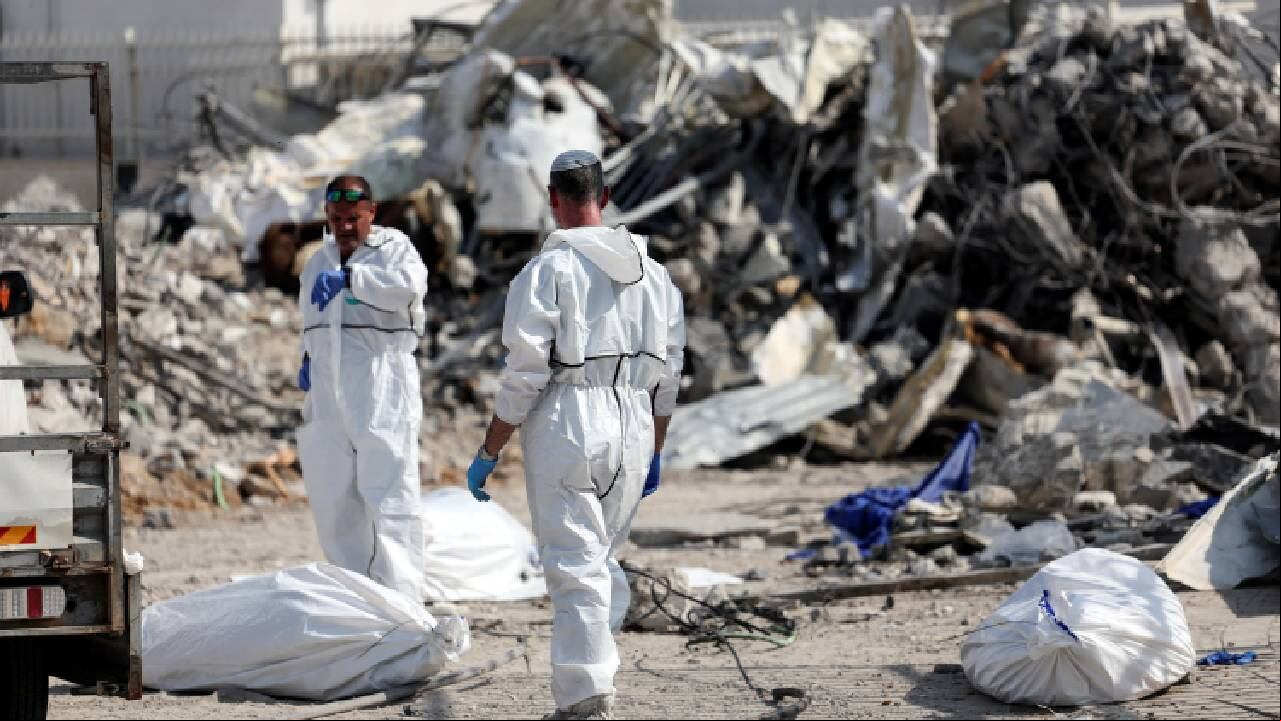 Panorama cerca de una comisaría de policía destruida tras una infiltración de Hamás desde la Franja de Gaza.