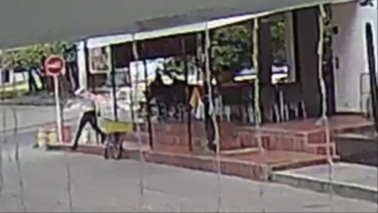 Las imágenes registraron el momento en que el sicario huyó del restaurante.