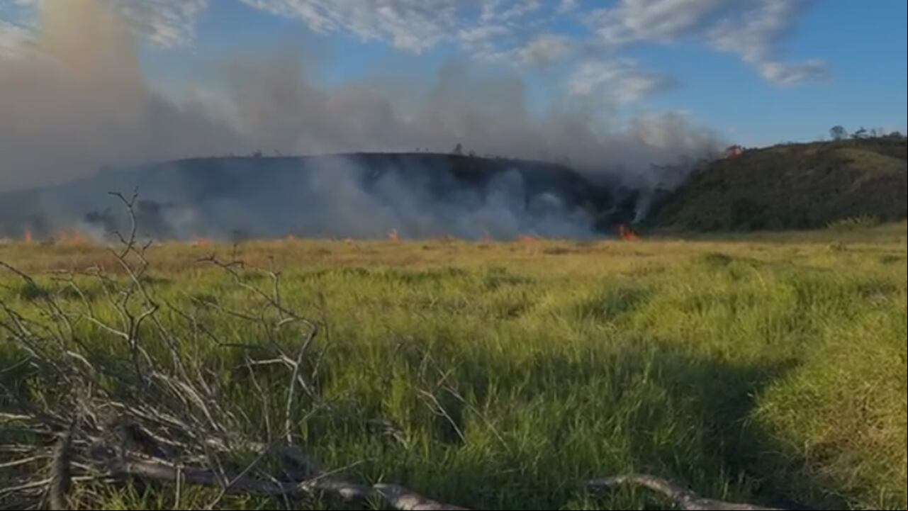 La emergencia ya va a completar 24 horas y a estos momentos todas las autoridades y organismos de socorro de Popayán luchan para contrarrestar este incendio forestal.