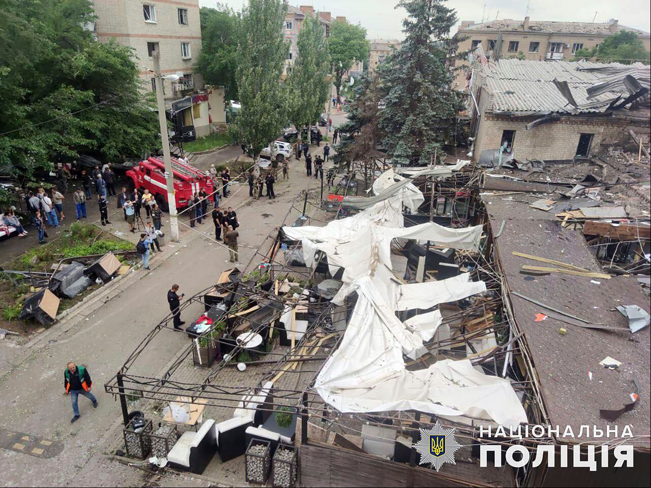 Así quedó la pizzeria de Kramatorsk Ucrania dónde casi pierden la vida los colombianos Héctor Abad Faciolince, _Catalna Gómez y Sergio Jaramillo al ser impactada con un misil lanzado por los rusos.