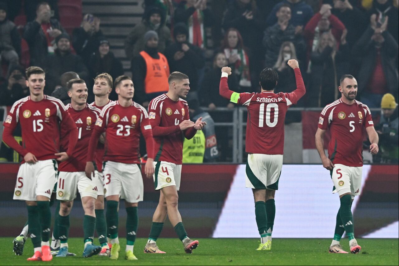 El húngaro Dominik Szoboszlai celebra tras anotar el primer gol de su equipo desde el punto de penalti durante el partido de fútbol de la Liga de Naciones entre Hungría y Alemania en el estadio Puskas Arena en Budapest, el martes 18 de noviembre de 2024. (Foto AP/Denes Erdos)