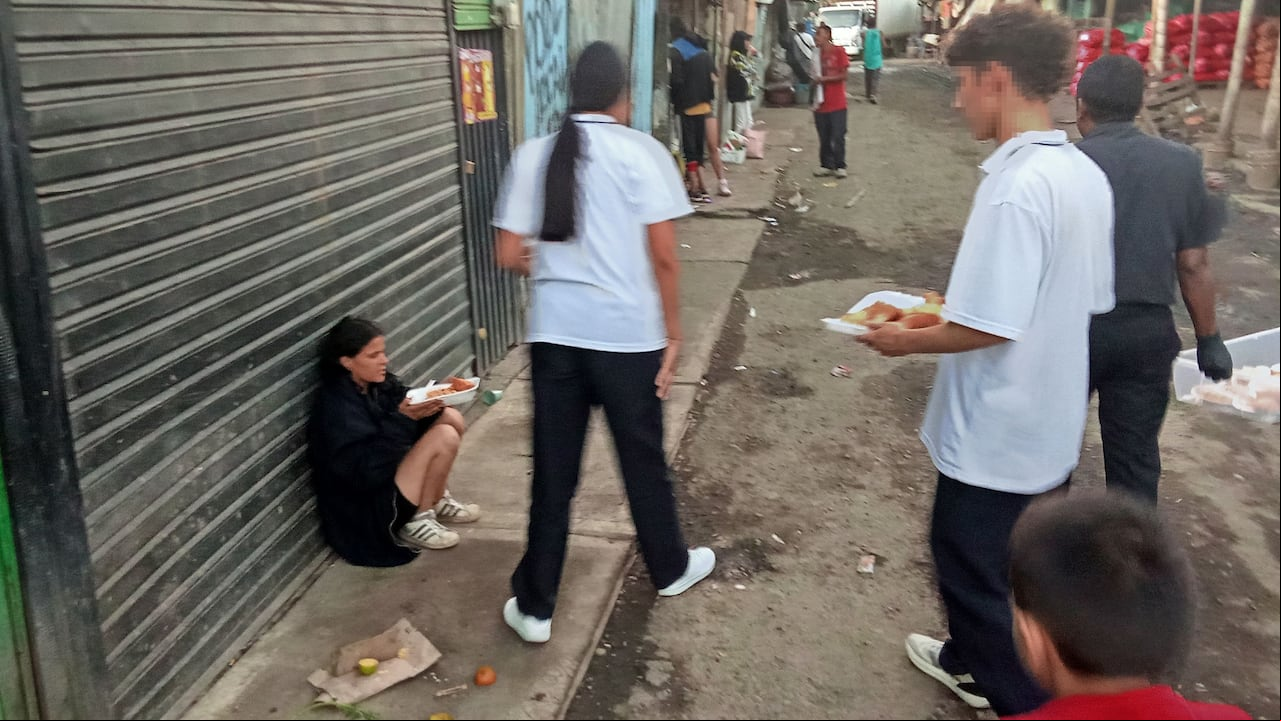 En una muestra de empatía, los estudiantes del colegio Gimnasio Moderno del Cauca recorrieron el sector conocido como El Planchón del barrio Bolívar de Popayán para compartir este plato de comida.