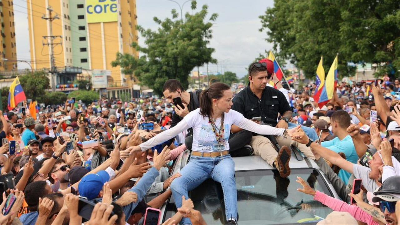 María Corina Machado y su videógrafo Luis Gonzalo Pérez, quien tuvo que exiliarse de Venezuela por la persecución del régimen de Nicolás Maduro.