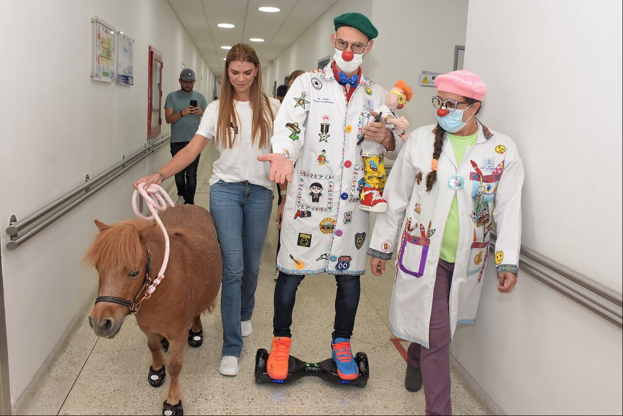 El Hospital Universitario del Valle, Evaristo García E.S.E pionero en la terapia asistida con animales recibió una visita muy especial, los Poni Anabella y Valegro, quienes compartieron un grato momento con los niños del área de pediatría.