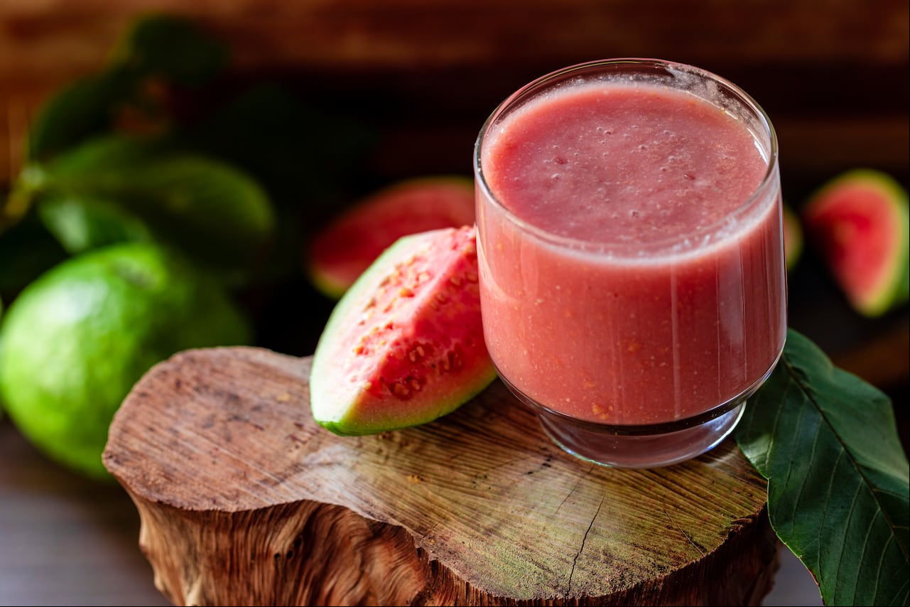 La guayaba es un alimento muy versátil el cual se puede consumir en distintas presentaciones.