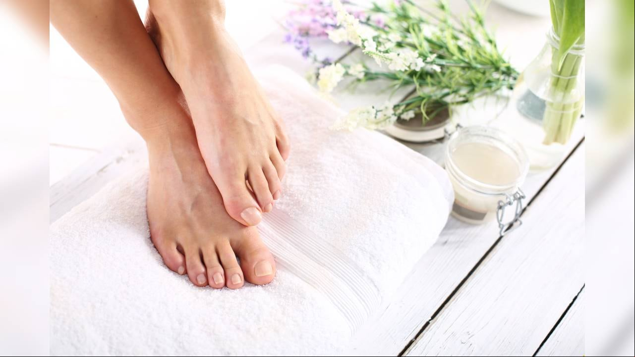 Los medicamentos pueden generar efectos secundarios, por ello, las personas recurren a remedios caseros para tratar los hongos en los pies. Foto: GettyImages.