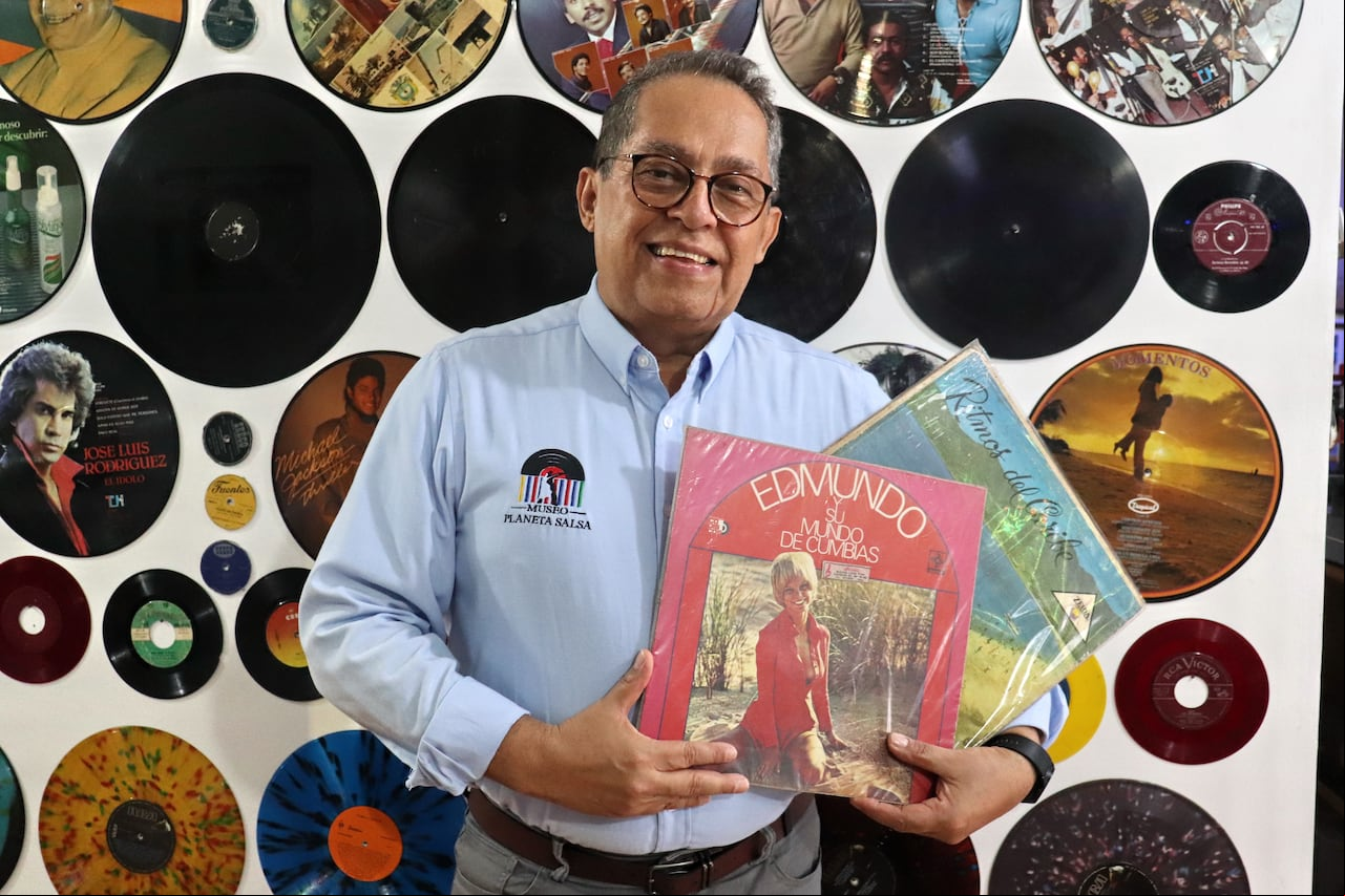 Oscar Jaime Cardozo melómano, coleccionista y director del museo Planeta Salsa en Cali.