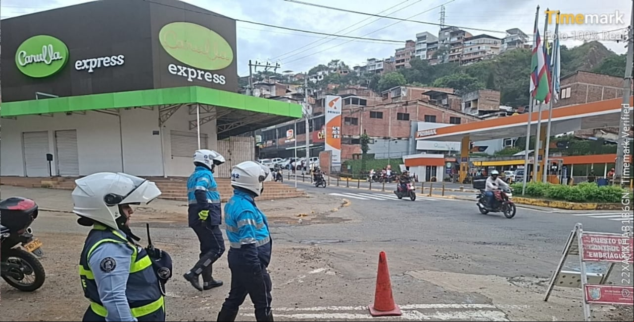 Agentes regulan tránsito en jornada de paro
