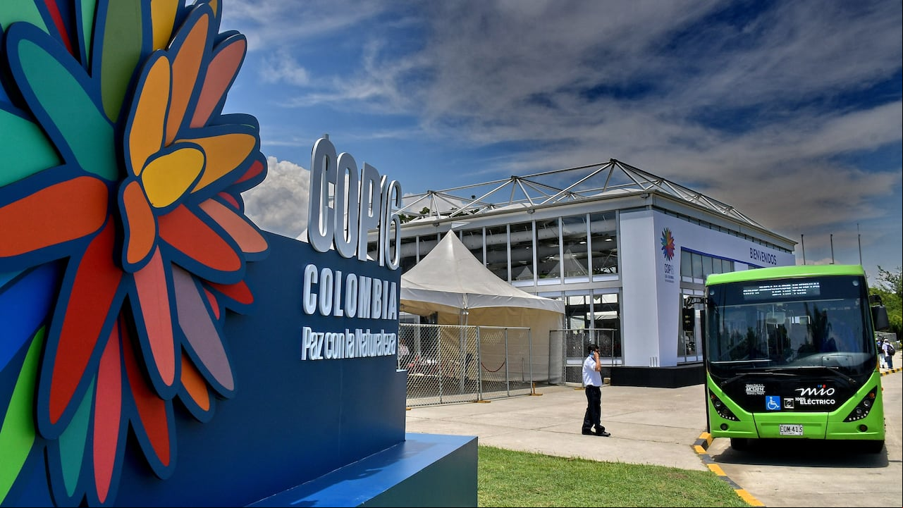 ONU izó su bandera y el Centro de Eventos Valle del Pacífico se convirtió en zona de jurisdicción internacional para albergar la COP16.
En presencia de las principales autoridades del Valle del Cauca y de las Naciones Unidas, se izó la bandera de la ONU en el Centro de Eventos Valle del Pacífico, marcando así la oficialización de la llegada de la COP16 a la ciudad. Fotos Raúl Palacios/ El Pais.