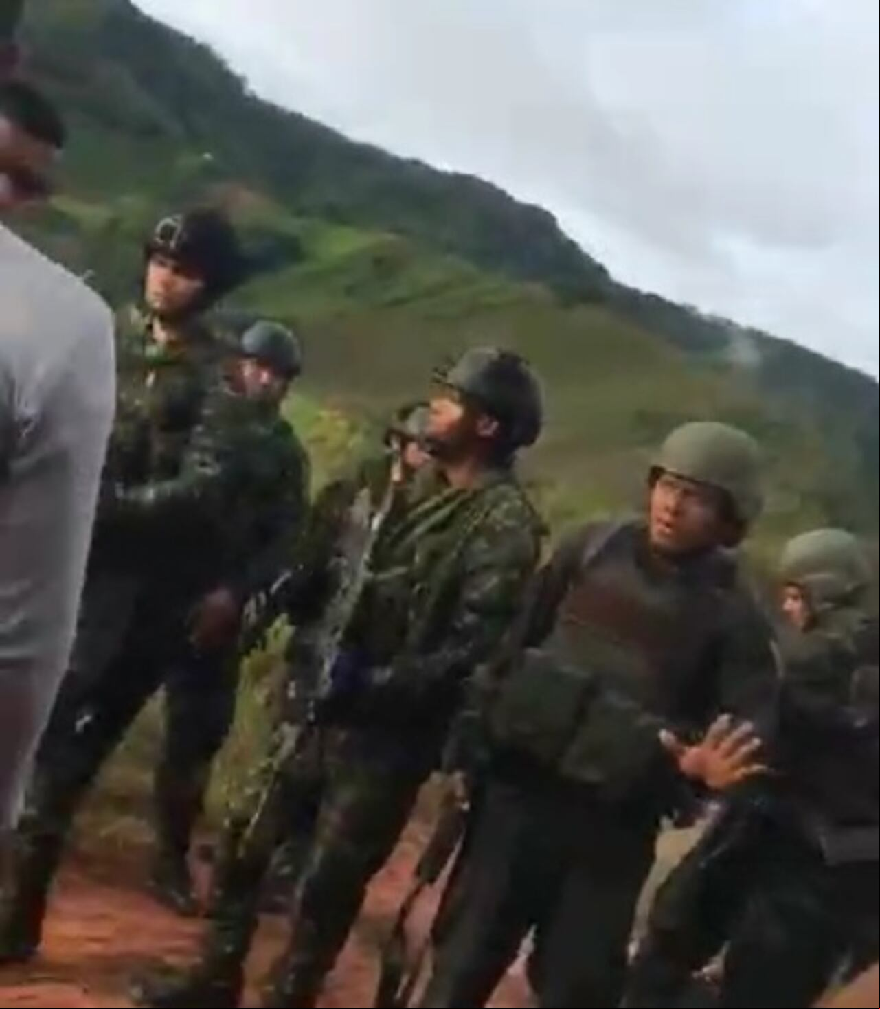 La fuerza pública fue atacada por los disidentes de las Farc en dos ocasiones cuando ejecutaban este operativo judicial en las zonas rurales de Cajibío y Morales, formándose así fuertes combates.
