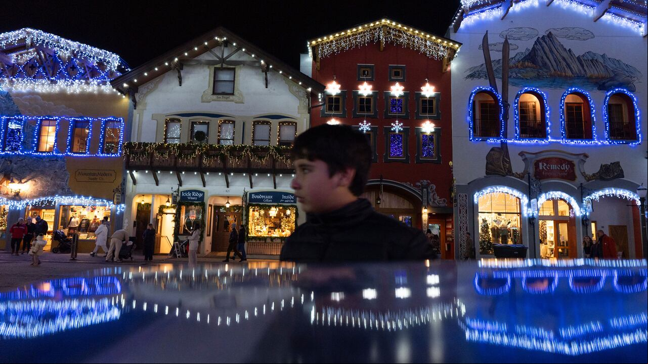 Un niño Front Street el miércoles 27 de noviembre de 2024, en Leavenworth, Washington.