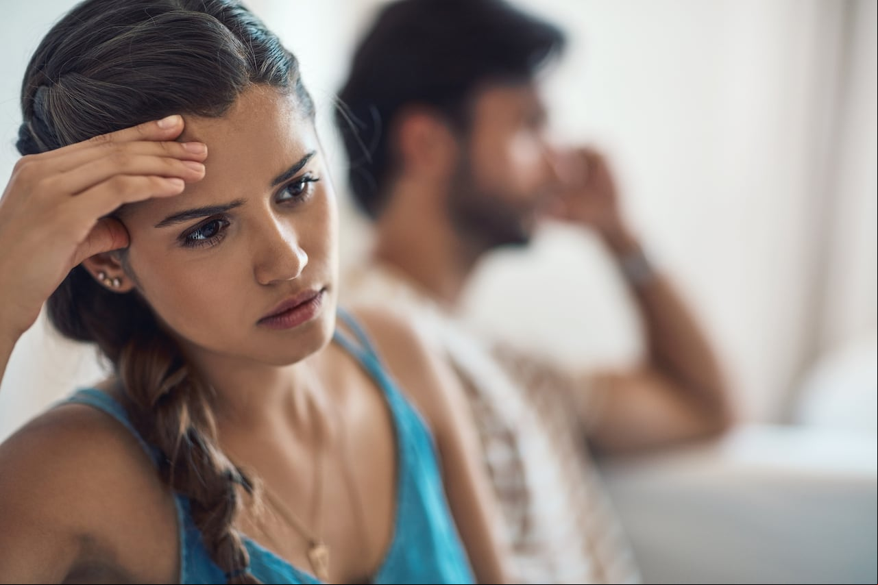Foto de una pareja joven que tiene una discusión mientras está sentado en su sofá en casa
