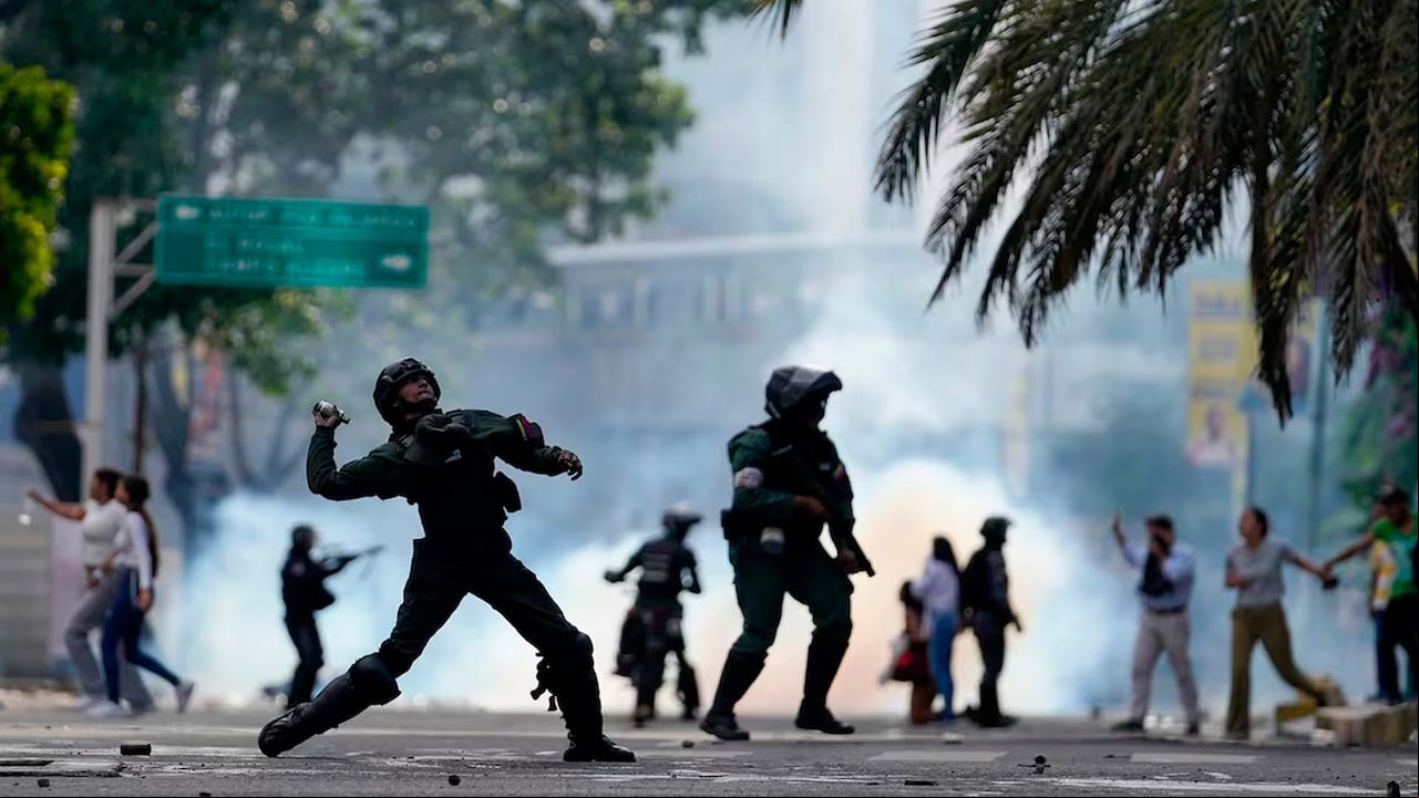 La Policía arroja una bombona de gas a los manifestantes que protestan contra los resultados electorales oficiales que declaran la reelección del presidente Nicolás Maduro