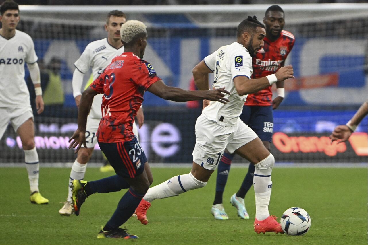 Payet disputa un balón con el brasilero Thiago Mendes.
